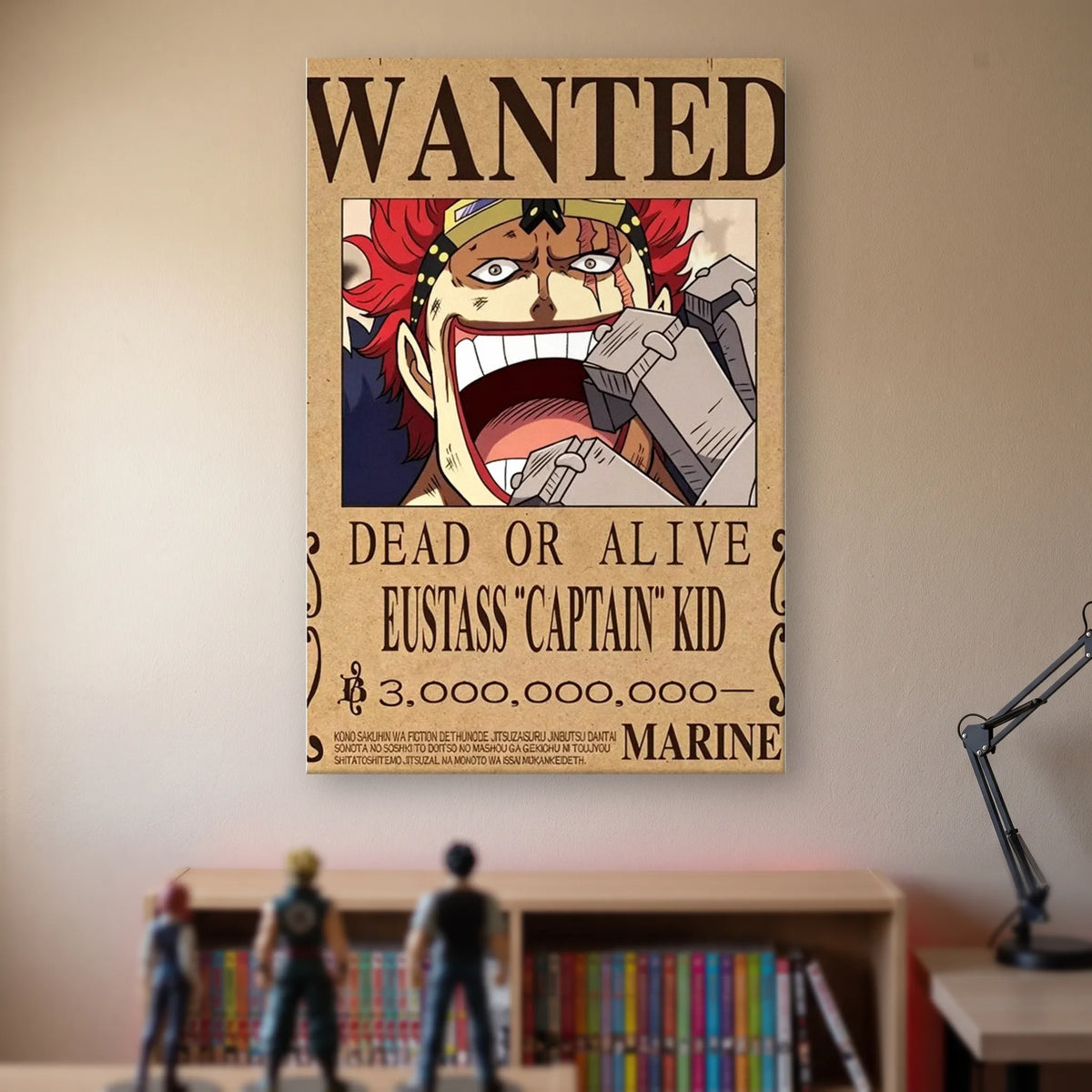 Affiche One Piece WANTED de Eustass Kid, prime de 3 000 000 000 berrys, accrochée sans cadre sur le mur beige d'une chambre, au-dessus d'une étagère de tomes de manga et de figurines