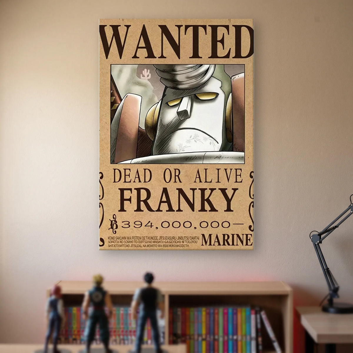 Affiche One Piece WANTED de Franky, prime de 394 000 000 berrys, accrochée sans cadre sur le mur beige d'une chambre, au-dessus d'une étagère de tomes de manga et de figurines