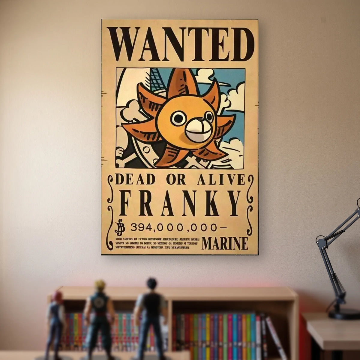 Affiche One Piece WANTED de Franky, prime de 394 000 000 berrys, accrochée sans cadre sur le mur beige d'une chambre, au-dessus d'une étagère de tomes de manga et de figurines