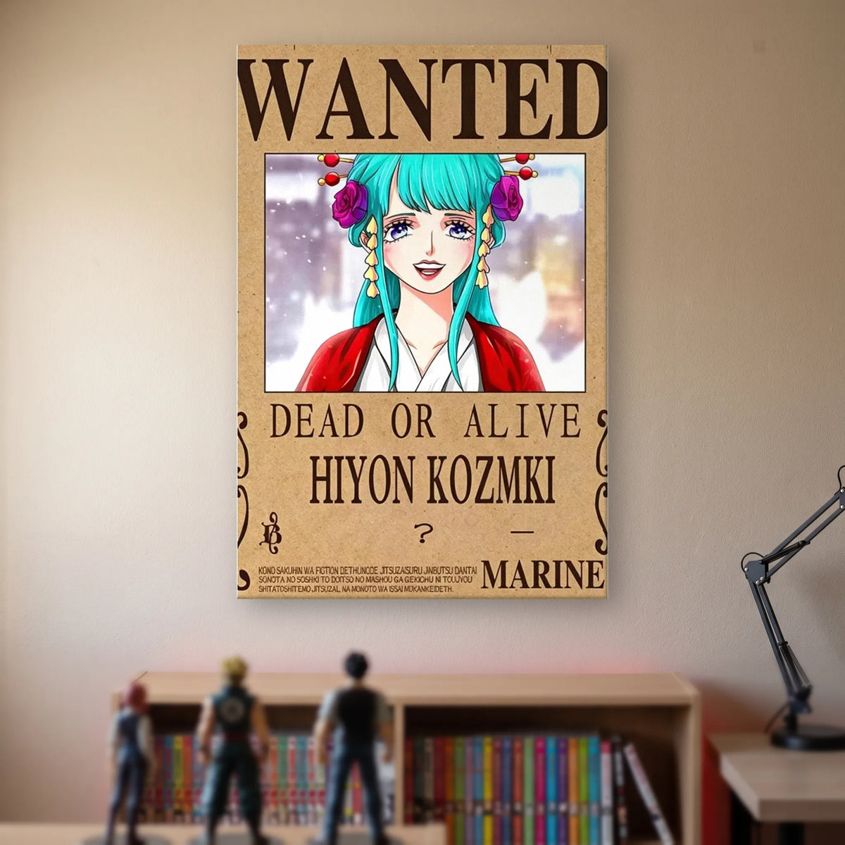 Affiche One Piece WANTED de Hiyori Kozuki, prime masquée d'un point d'interrogation, accrochée sans cadre sur le mur beige d'une chambre, au-dessus d'une étagère de tomes de manga et de figurines