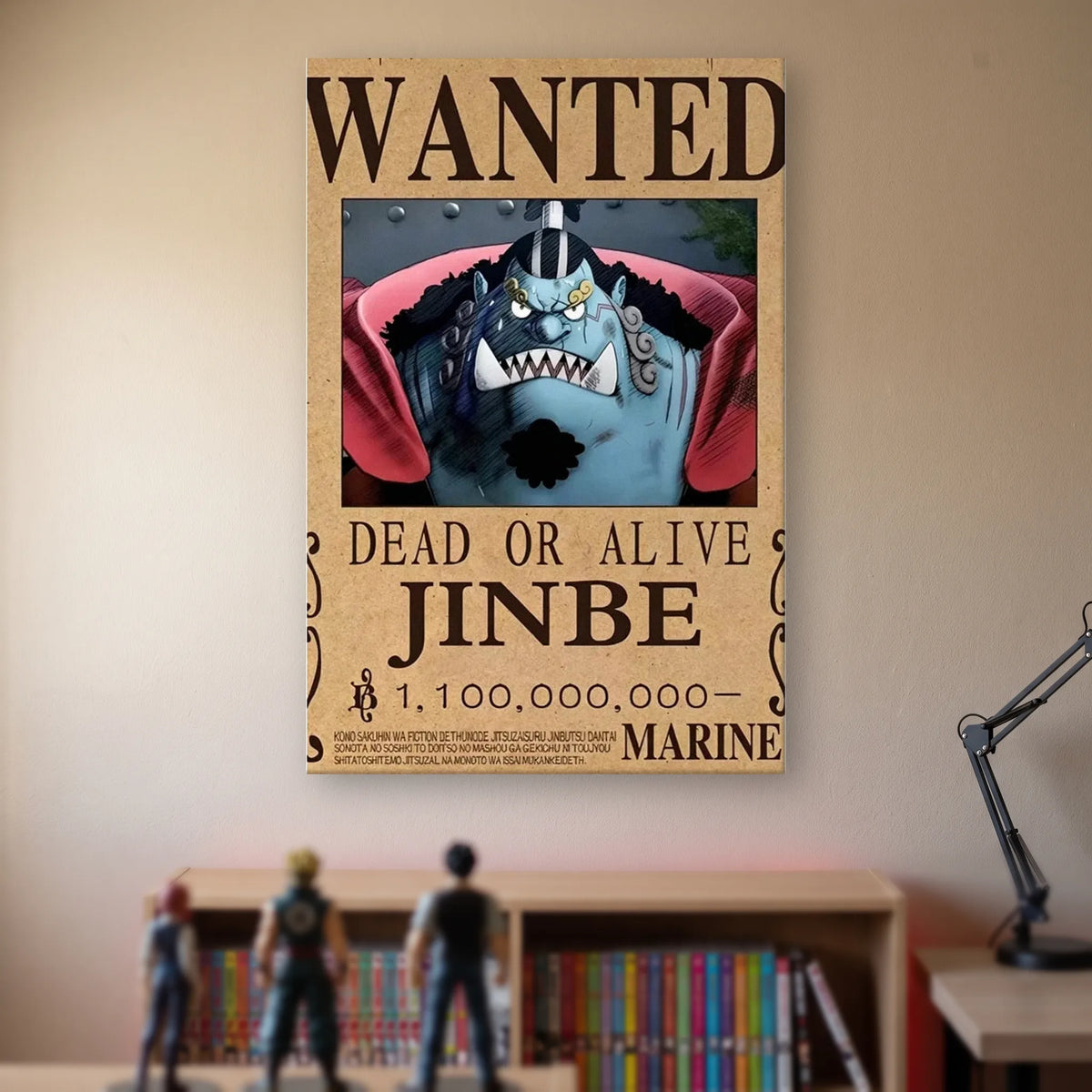 Affiche One Piece WANTED de Jinbe, prime de 1 100 000 000 berrys, accrochée sans cadre sur le mur beige d'une chambre, au-dessus d'une étagère de tomes de manga et de figurines