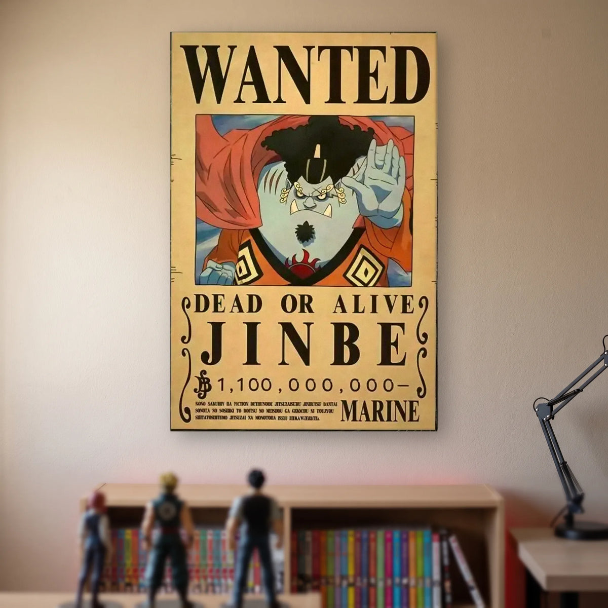 Affiche One Piece WANTED de Jinbe, prime de 1 100 000 000 berrys, accrochée sans cadre sur le mur beige d'une chambre, au-dessus d'une étagère de tomes de manga et de figurines