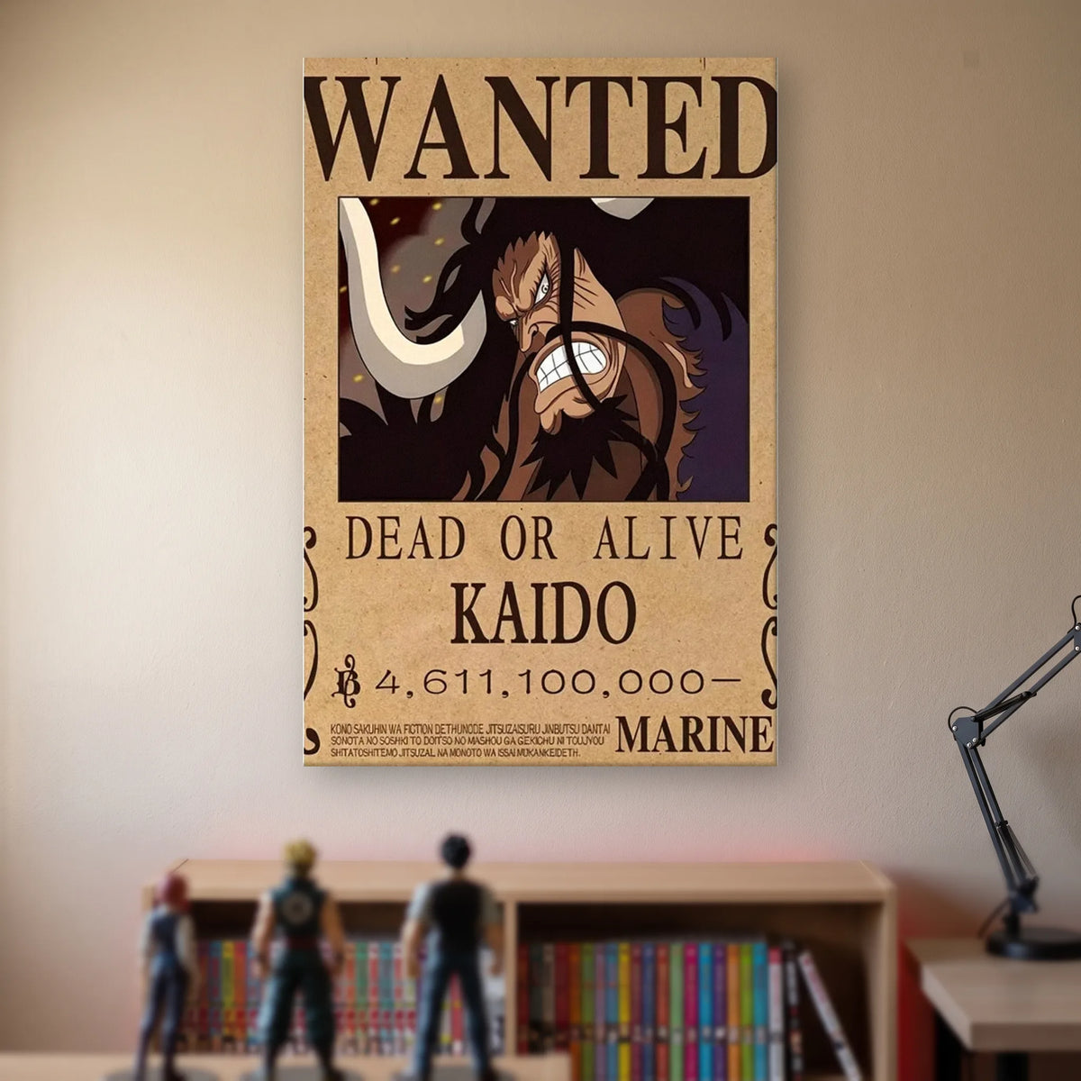 Affiche One Piece WANTED de Kaido, prime de 4 611 100 000 berrys, accrochée sans cadre sur le mur beige d'une chambre, au-dessus d'une étagère de tomes de manga et de figurines