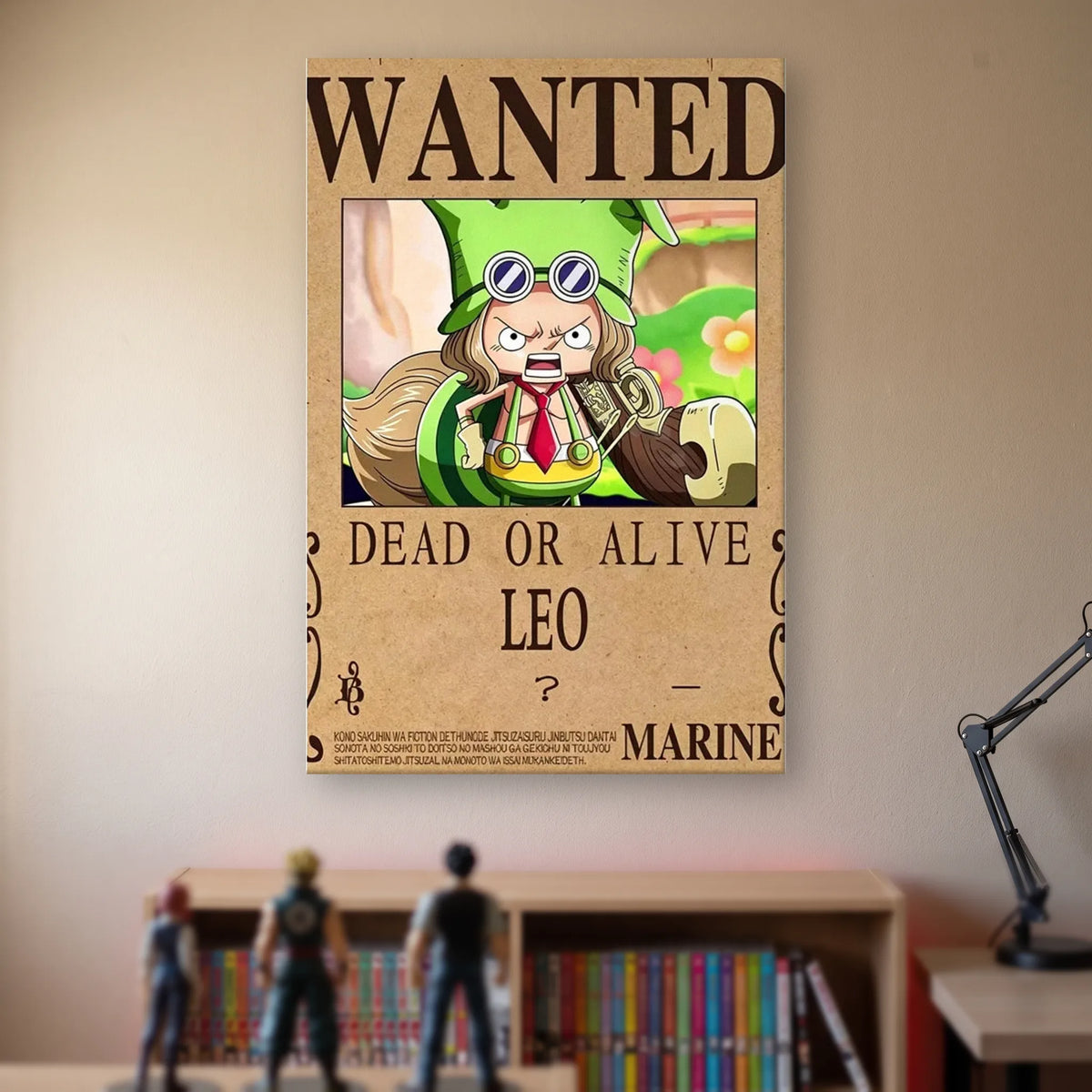 Affiche One Piece WANTED de Leo, prime masquée d'un point d'interrogation, accrochée sans cadre sur le mur beige d'une chambre, au-dessus d'une étagère de tomes de manga et de figurines