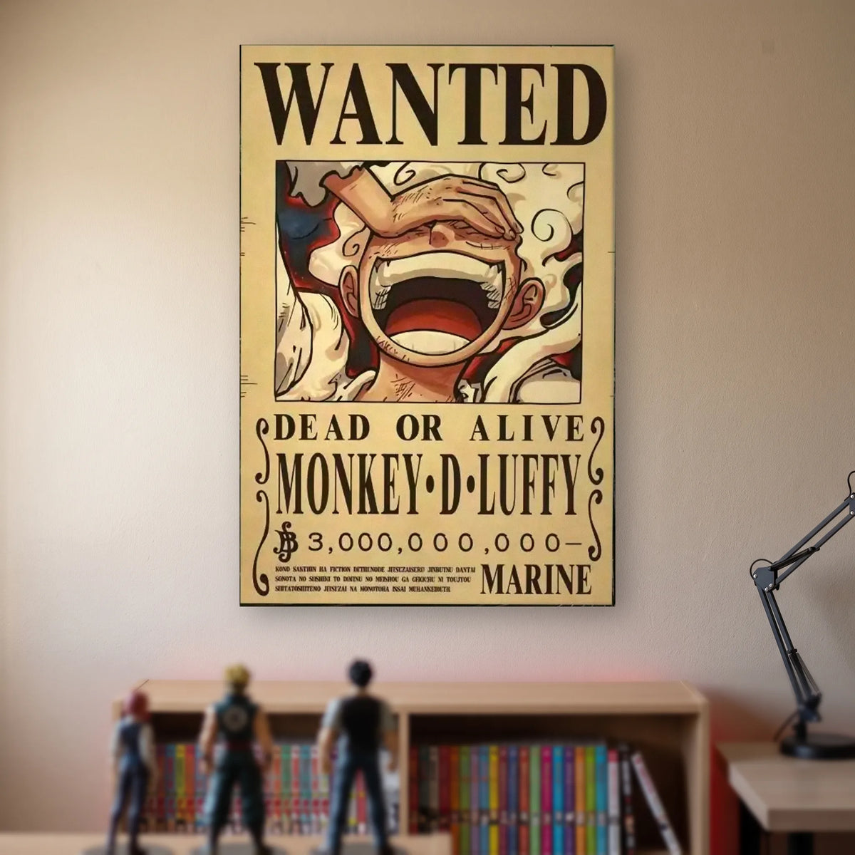 Affiche One Piece WANTED de Monkey D. Luffy, prime de 3 000 000 000 berrys, accrochée sans cadre sur le mur beige d'une chambre, au-dessus d'une étagère de tomes de manga et de figurines
