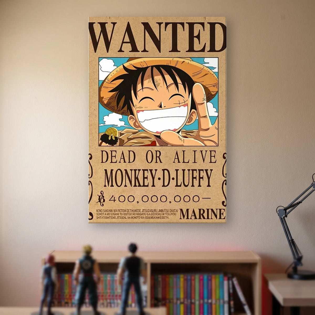 Affiche One Piece WANTED de Monkey D. Luffy, prime de 400 000 000 berrys, accrochée sans cadre sur le mur beige d'une chambre, au-dessus d'une étagère de tomes de manga et de figurines