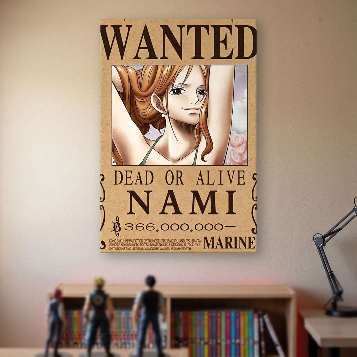 Affiche One Piece WANTED de Nami, prime de 366 000 000 berrys, accrochée sans cadre sur le mur beige d'une chambre, au-dessus d'une étagère de tomes de manga et de figurines