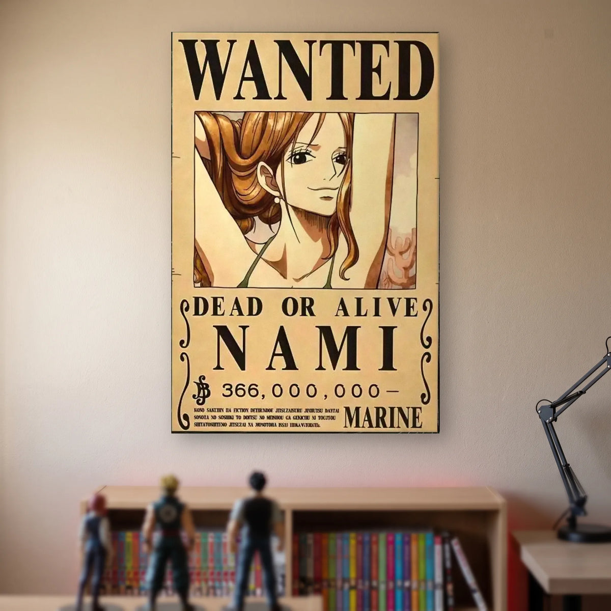 Affiche One Piece WANTED de Nami, prime de 366 000 000 berrys, accrochée sans cadre sur le mur beige d'une chambre, au-dessus d'une étagère de tomes de manga et de figurines