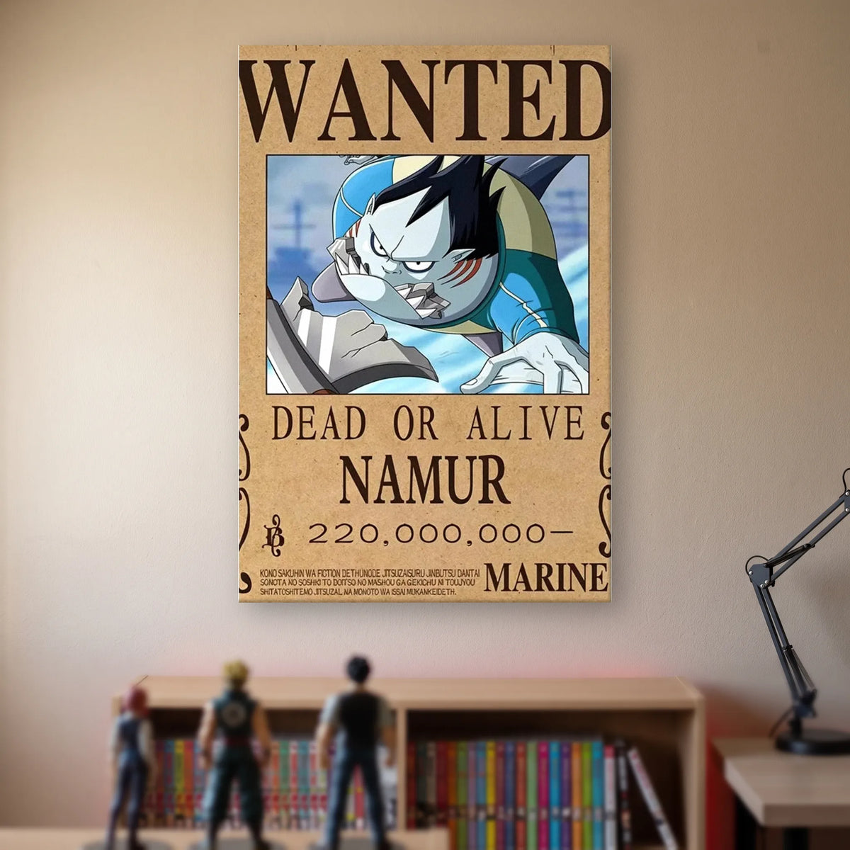 Affiche One Piece WANTED de Namur, prime de 220 000 000 berrys, accrochée sans cadre sur le mur beige d'une chambre, au-dessus d'une étagère de tomes de manga et de figurines
