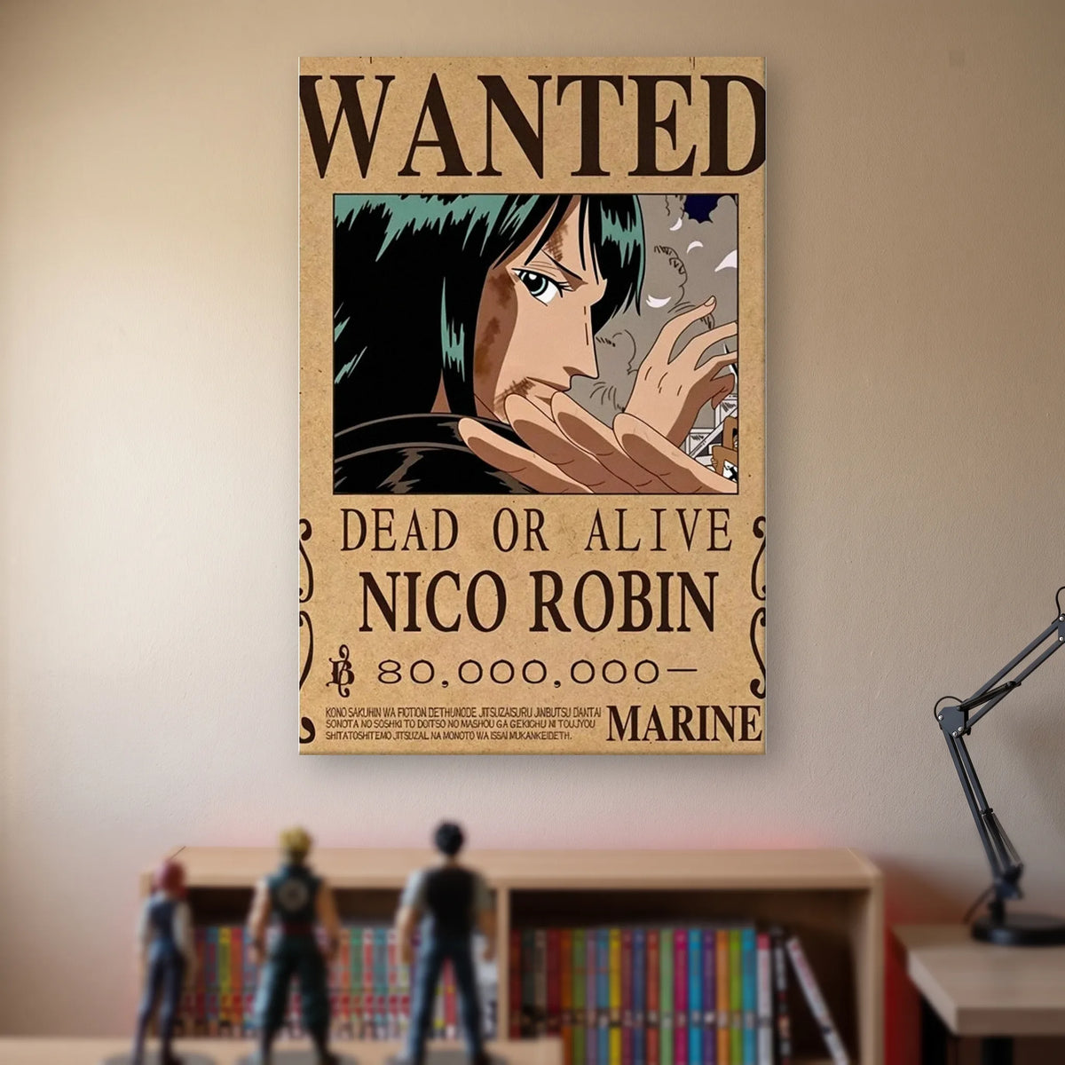 Affiche One Piece WANTED de Nico Robin, prime de 80 000 000 berrys, accrochée sans cadre sur le mur beige d'une chambre, au-dessus d'une étagère de tomes de manga et de figurines