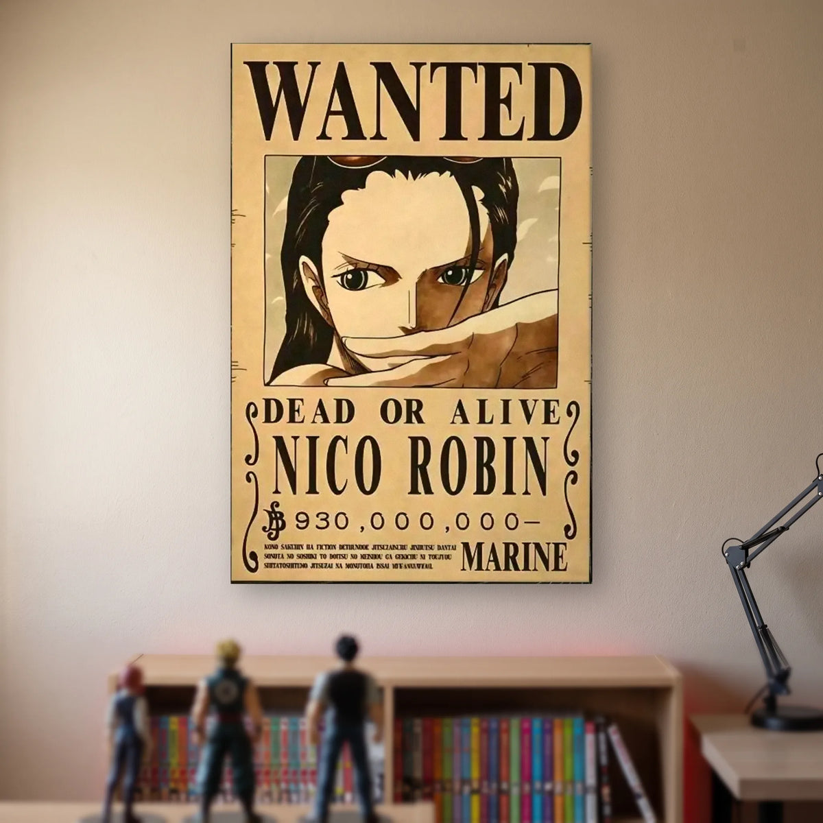Affiche One Piece WANTED de Nico Robin, prime de 930 000 000 berrys, accrochée sans cadre sur le mur beige d'une chambre, au-dessus d'une étagère de tomes de manga et de figurines