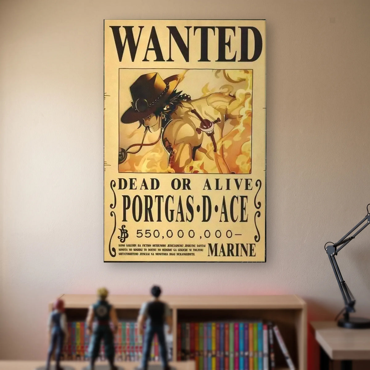 Affiche One Piece WANTED de Portgas D. Ace, prime de 550 000 000 berrys, accrochée sans cadre sur le mur beige d'une chambre, au-dessus d'une étagère de tomes de manga et de figurines