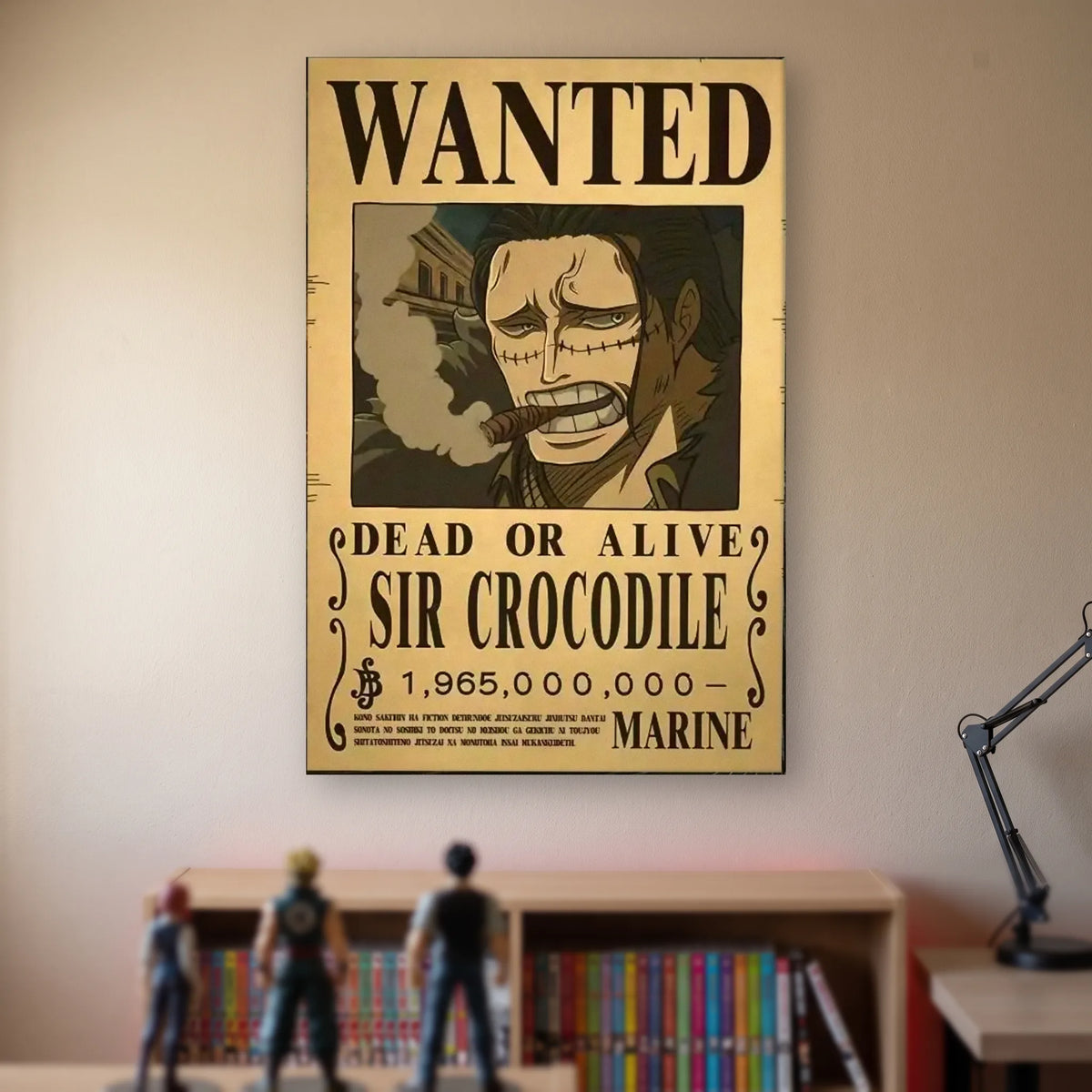 Affiche One Piece WANTED de Sir Crocodile, prime de 1 965 000 000 berrys, accrochée sans cadre sur le mur beige d'une chambre, au-dessus d'une étagère de tomes de manga et de figurines