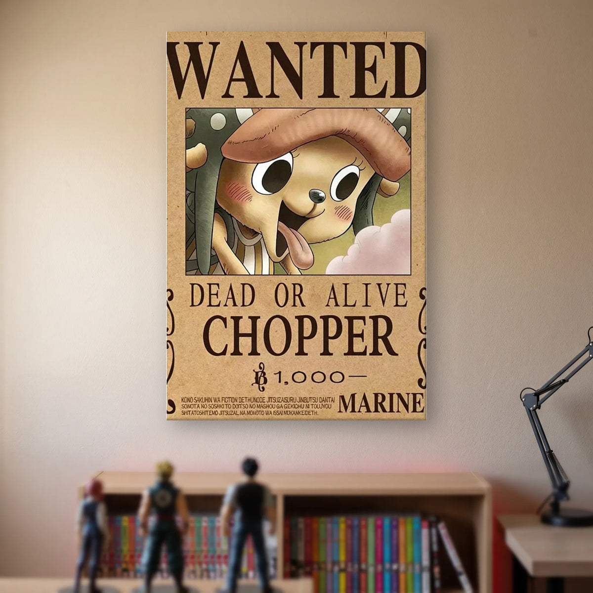 Affiche One Piece WANTED de Tony Tony Chopper, prime de 1 000 berrys, accrochée sans cadre sur le mur beige d'une chambre, au-dessus d'une étagère de tomes de manga et de figurines