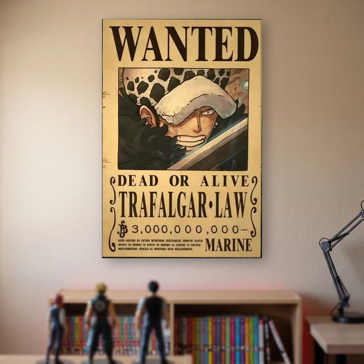 Affiche One Piece WANTED de Trafalgar Law, prime de 3 000 000 000 berrys, accrochée sans cadre sur le mur beige d'une chambre, au-dessus d'une étagère de tomes de manga et de figurines