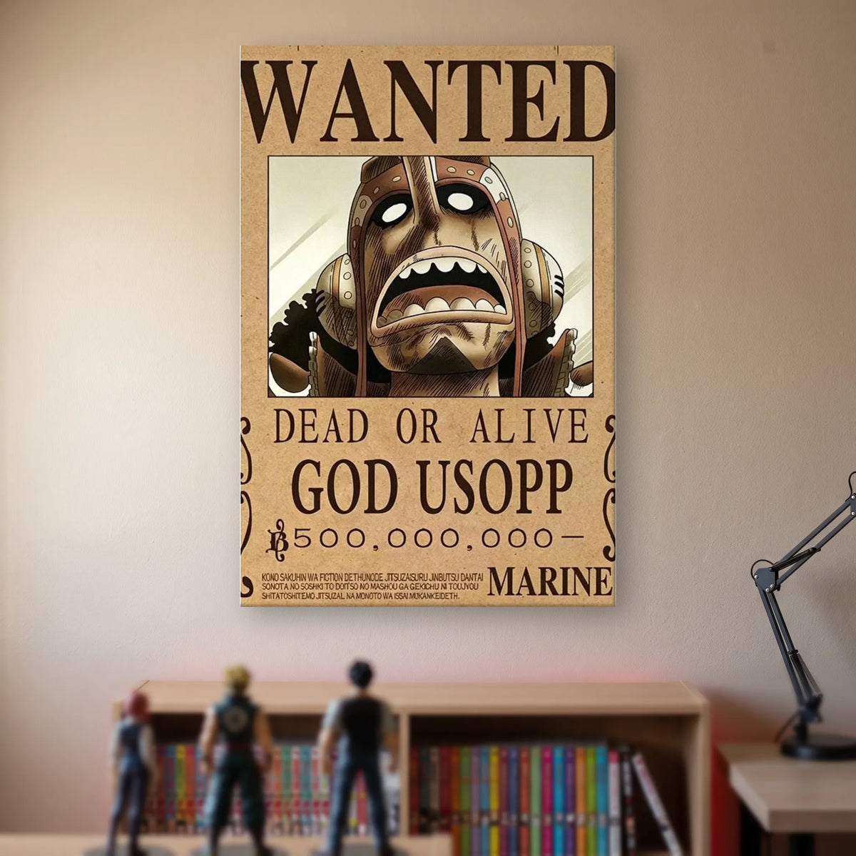 Affiche One Piece WANTED de Usopp, prime de 500 000 000 berrys, accrochée sans cadre sur le mur beige d'une chambre, au-dessus d'une étagère de tomes de manga et de figurines
