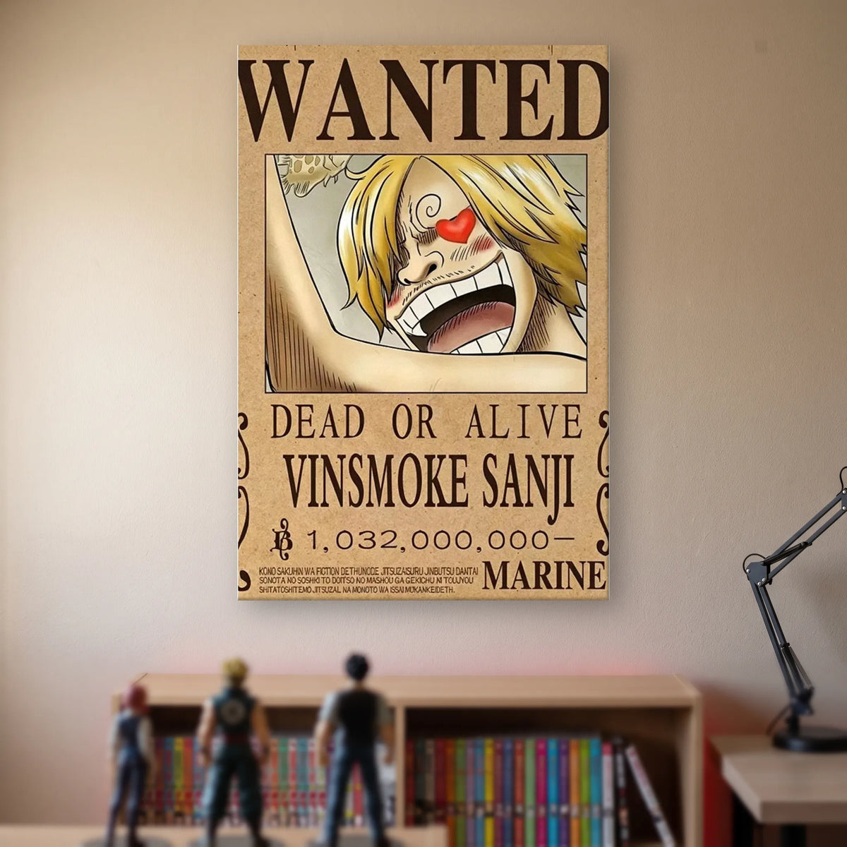 Affiche One Piece WANTED de Vinsmoke Sanji, prime de 1 032 000 000 berrys, accrochée sans cadre sur le mur beige d'une chambre, au-dessus d'une étagère de tomes de manga et de figurines