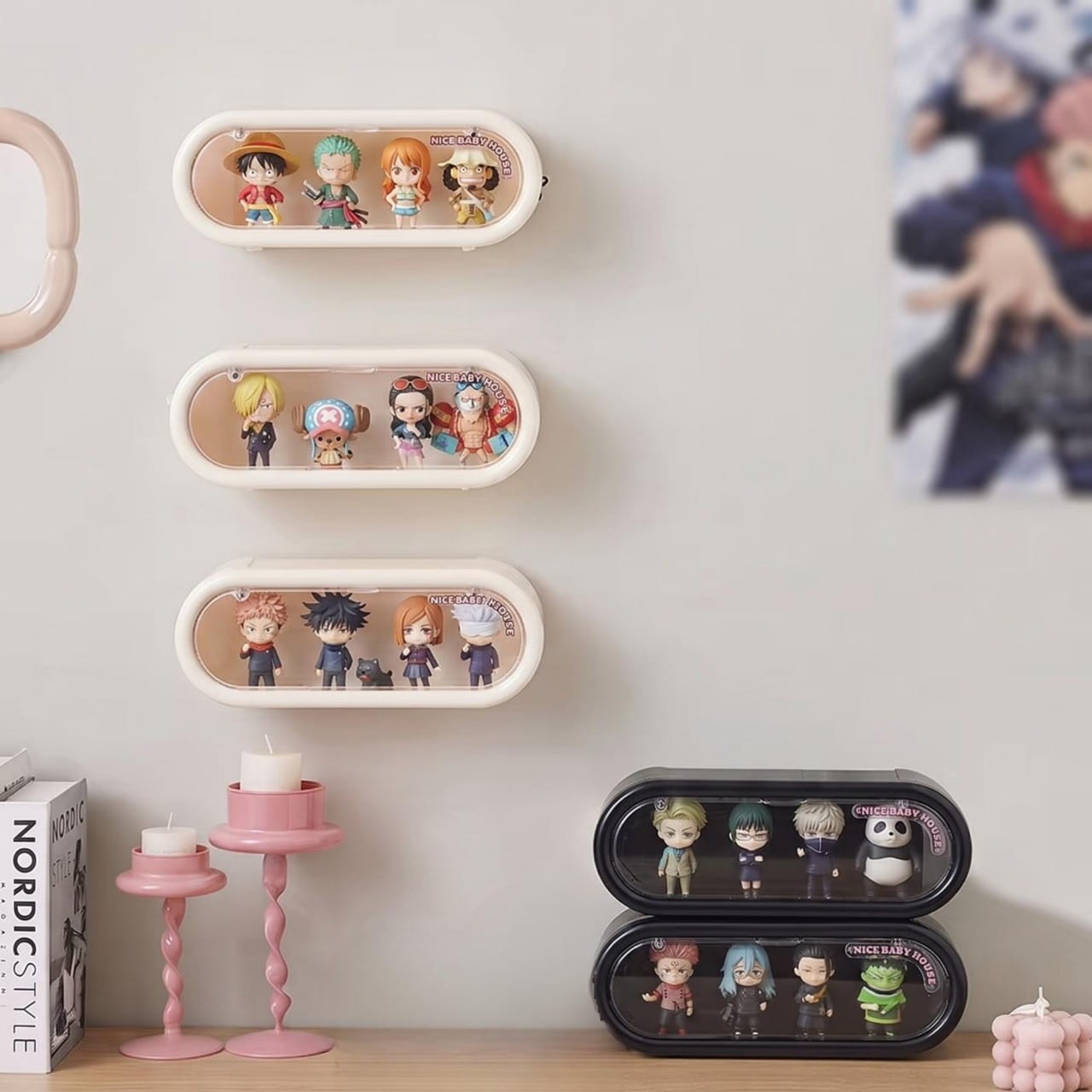 Trois vitrines capsules murales beiges garnies de figurines chibi, et deux capsules noires posées sur une commode